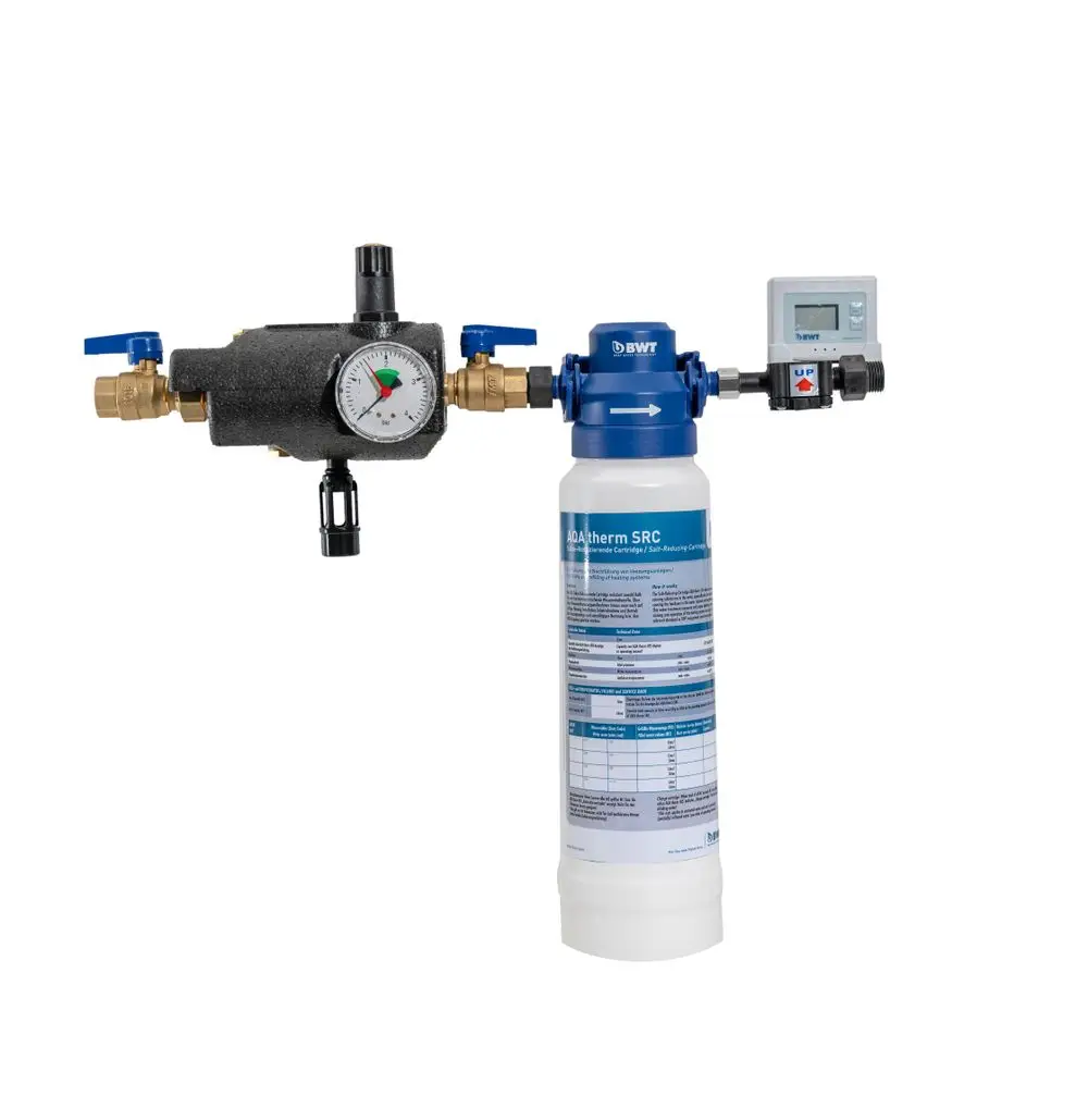 Wasserregler mit Druckanzeige und Filter, gefertigt von BWT. Enthält verschiedene Ventile und einen transparenten Behälter zur Wasseraufbereitung.
